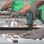 ERS do Brasil desmontando materiais eletrônicos para reciclagem